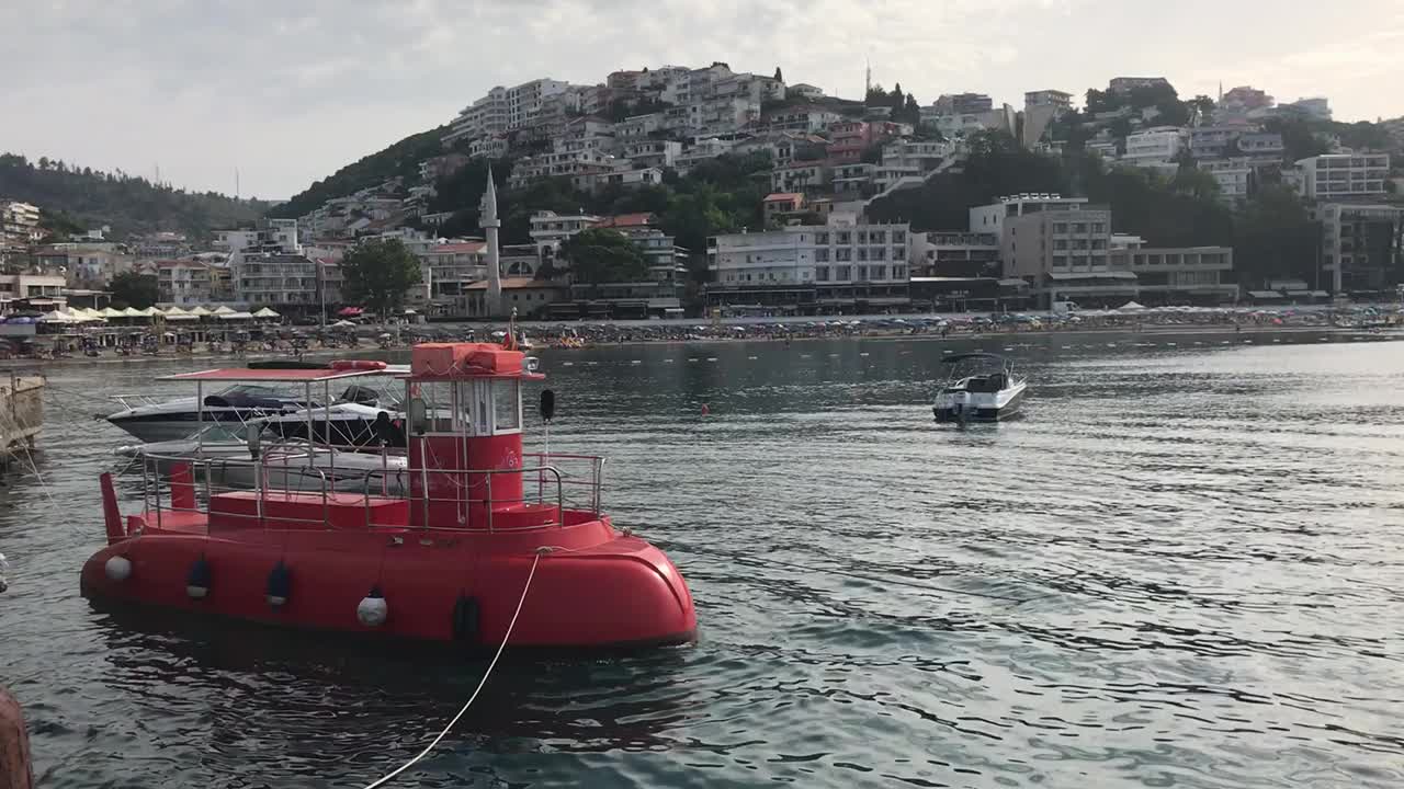 乌尔辛尼古老城海港美丽的夏日海景。城市海滩和小港口的风景小船和船只。视频素材