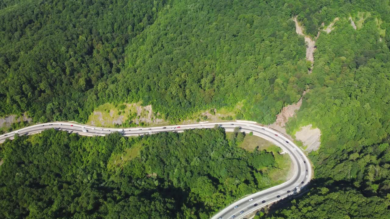 山里的公路。山蜿蜒的视频素材