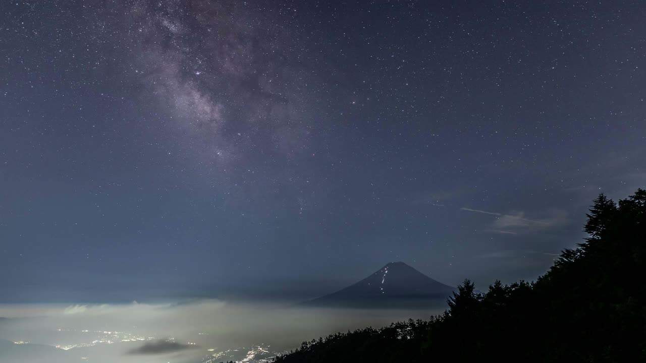 银河从光鹤山上升到富士山的延时视频视频素材