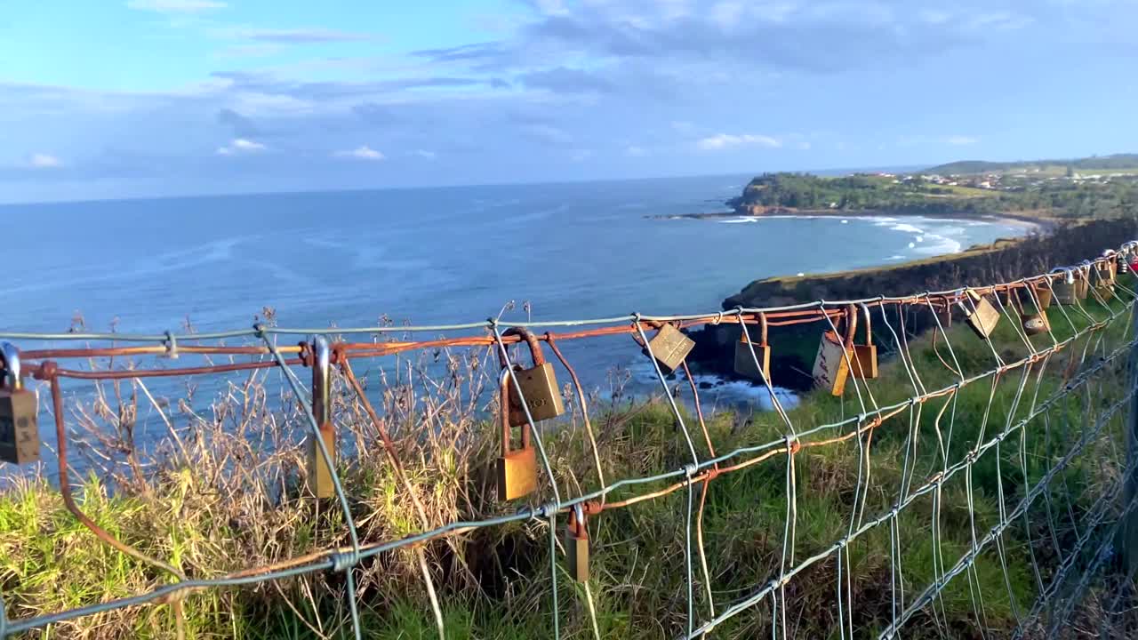 岬角海景与锁特征围栏视频素材