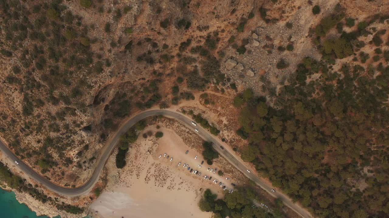 鸟瞰图的海岸线和道路视频素材