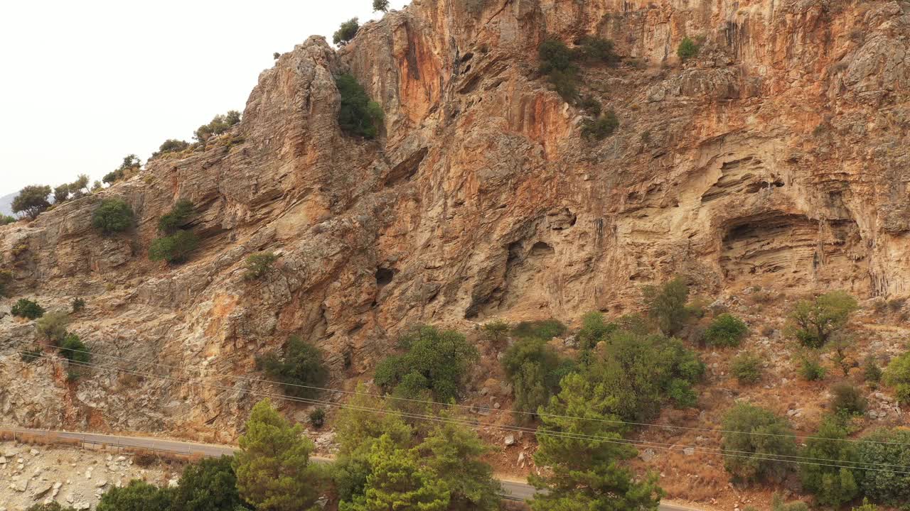 鸟瞰山岩，然后是海景视频素材