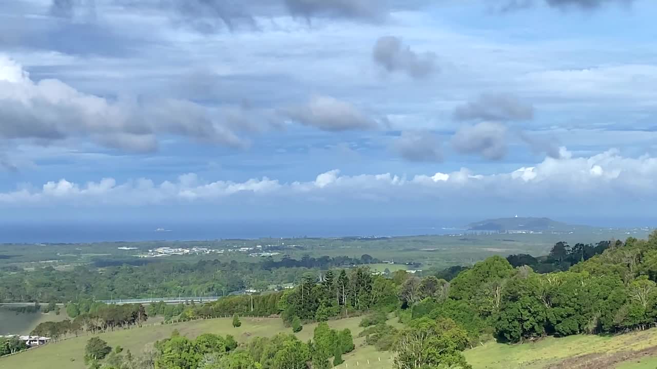 遥望云景下的乡村山谷视频素材