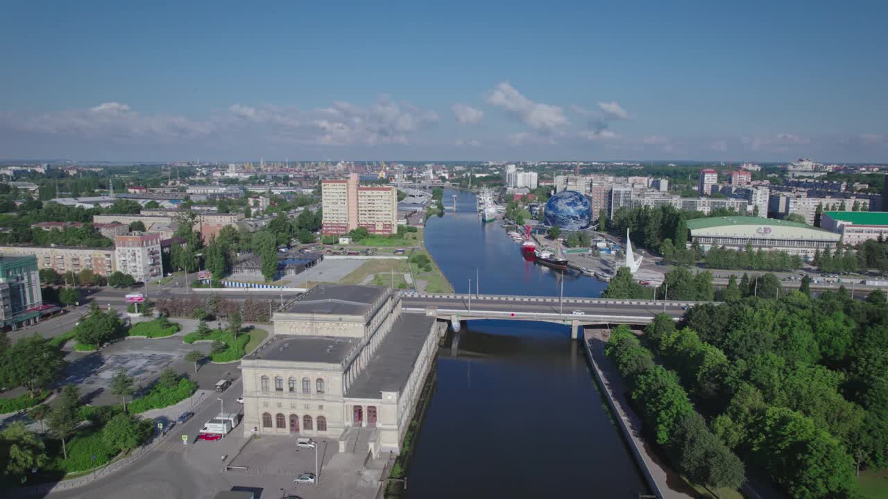 鸟瞰图。加里宁格勒城市全景，夏日阳光明媚视频素材