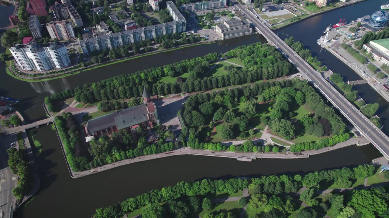 鸟瞰图。加里宁格勒城市全景，夏日阳光明媚视频素材