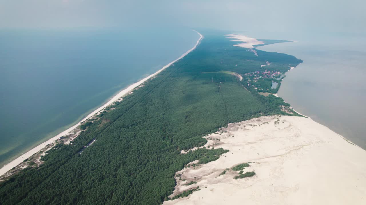 Curonian Spit，鸟瞰图。森林、海滩和大海让人惊叹不已视频素材