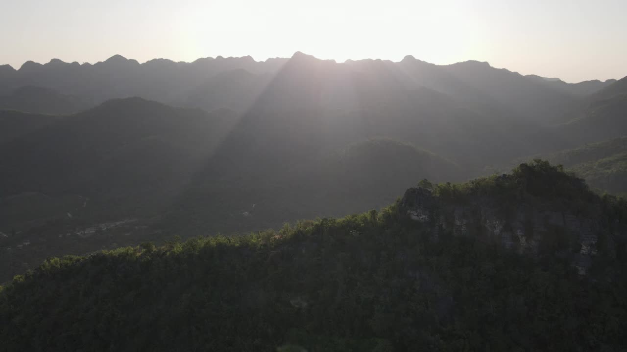 在夕阳下飞过绿色的大自然，航拍视频素材