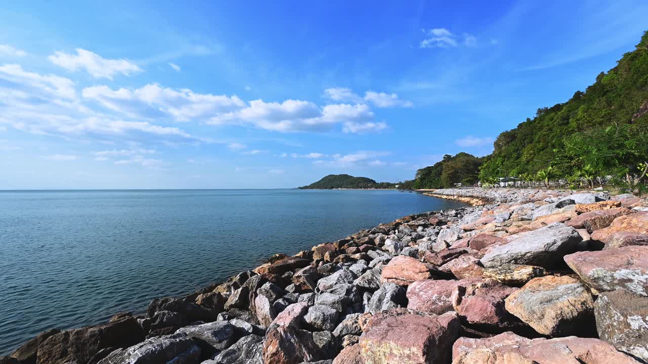 泰国占他武里市的宫文湾海滩有美丽的海景和无边无际的岩石海滩。视频素材