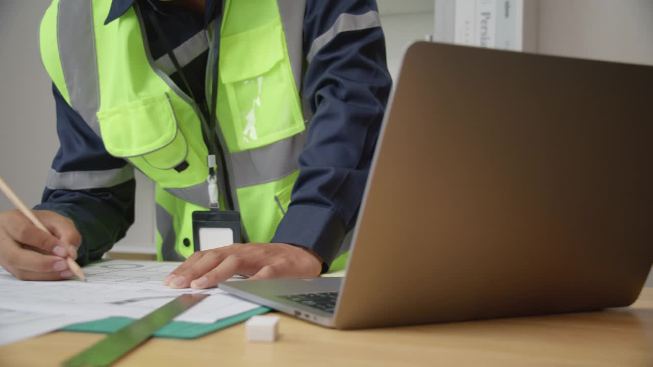 建筑师在办公室用笔记本电脑工作视频素材