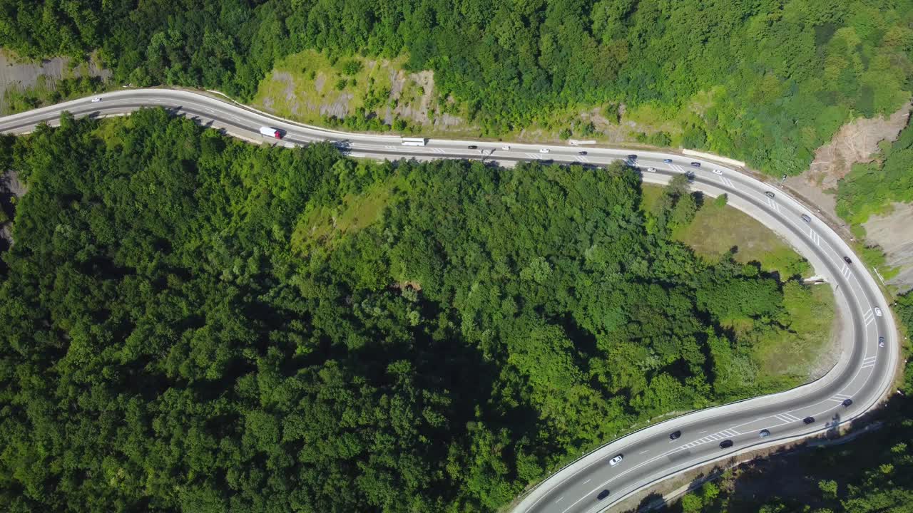 山里的公路。山蜿蜒的视频素材