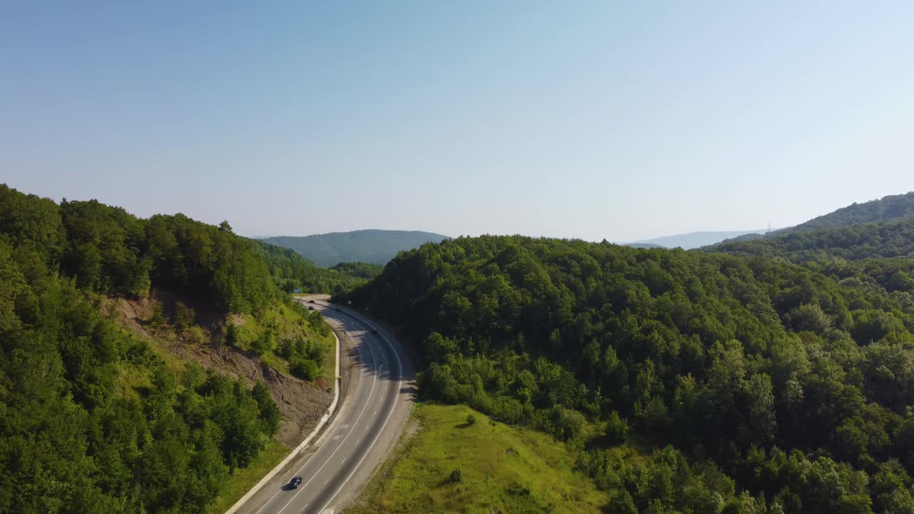 山里的公路。山蜿蜒的视频素材