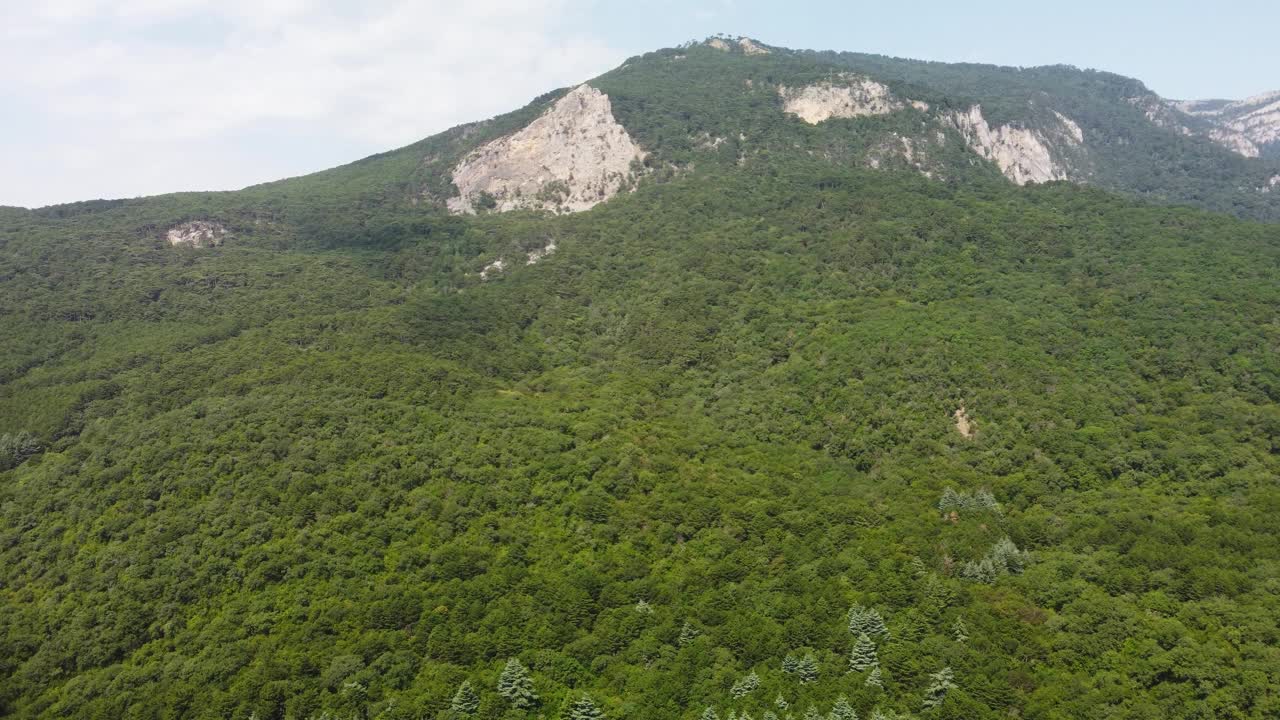 从空中看青山绿水。来自四轴飞行器的视频视频素材