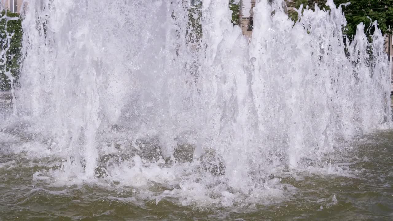 水喷射，滴，溅落在城市喷泉。4K。慢动作视频素材