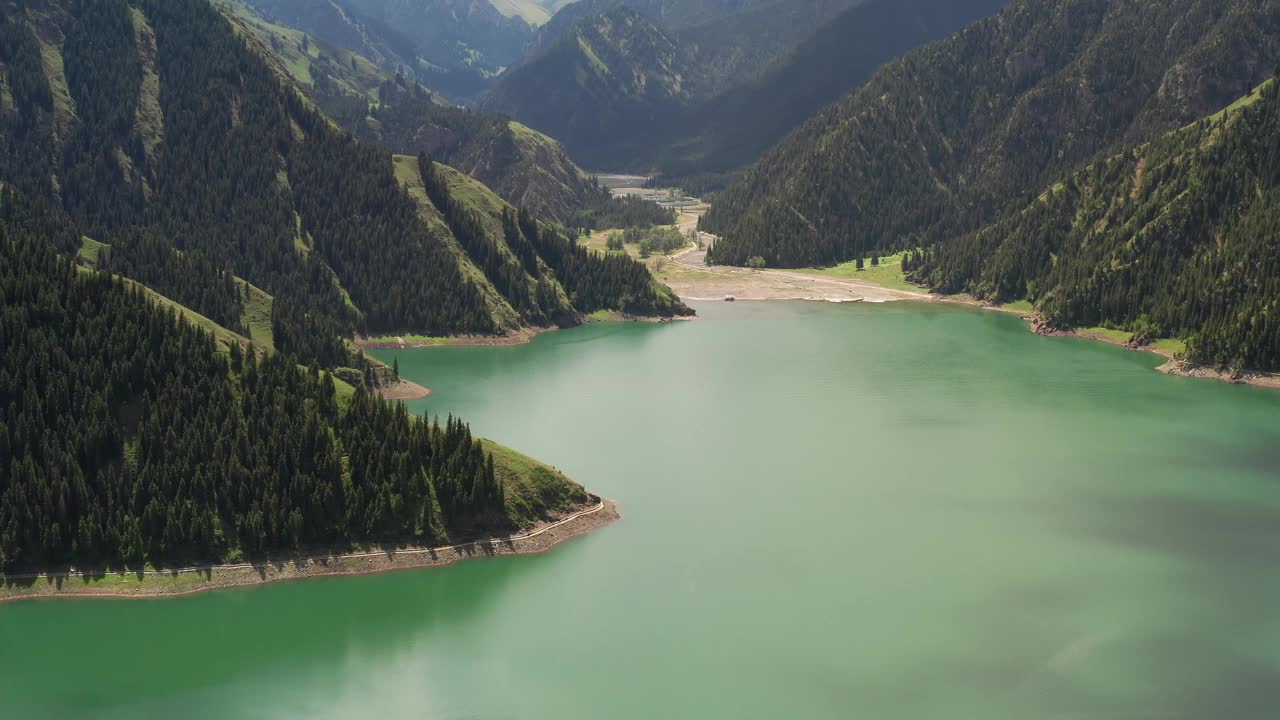 青山绿水在晴天。视频素材