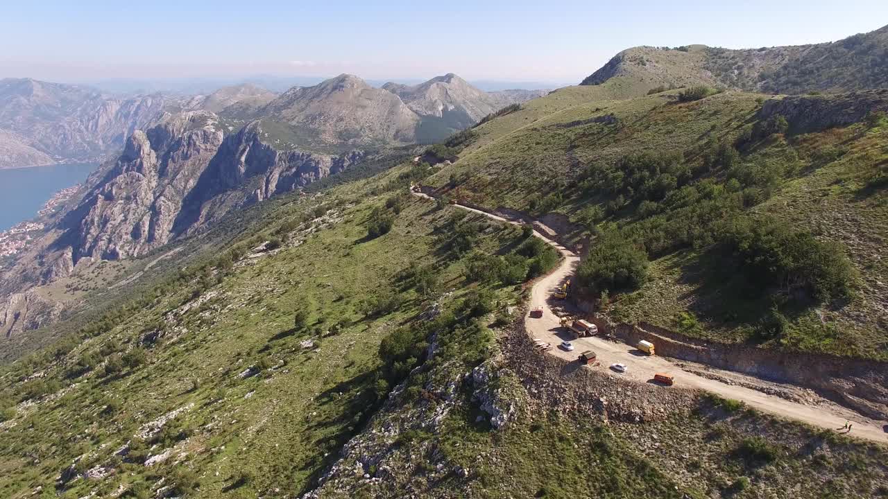 黑山北部山区的道路，汽车沿此道路行驶视频素材