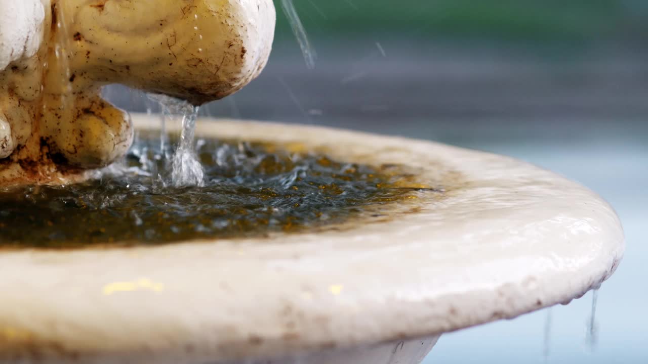 夏天水从喷泉里涌出来。铁器上的白漆剥落开裂视频素材