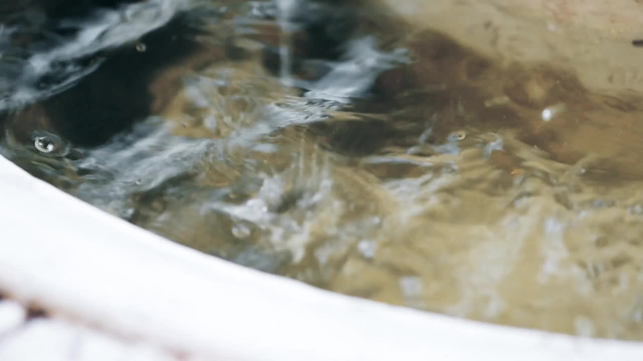 夏天水从喷泉里涌出来。铁器上的白漆剥落开裂视频素材