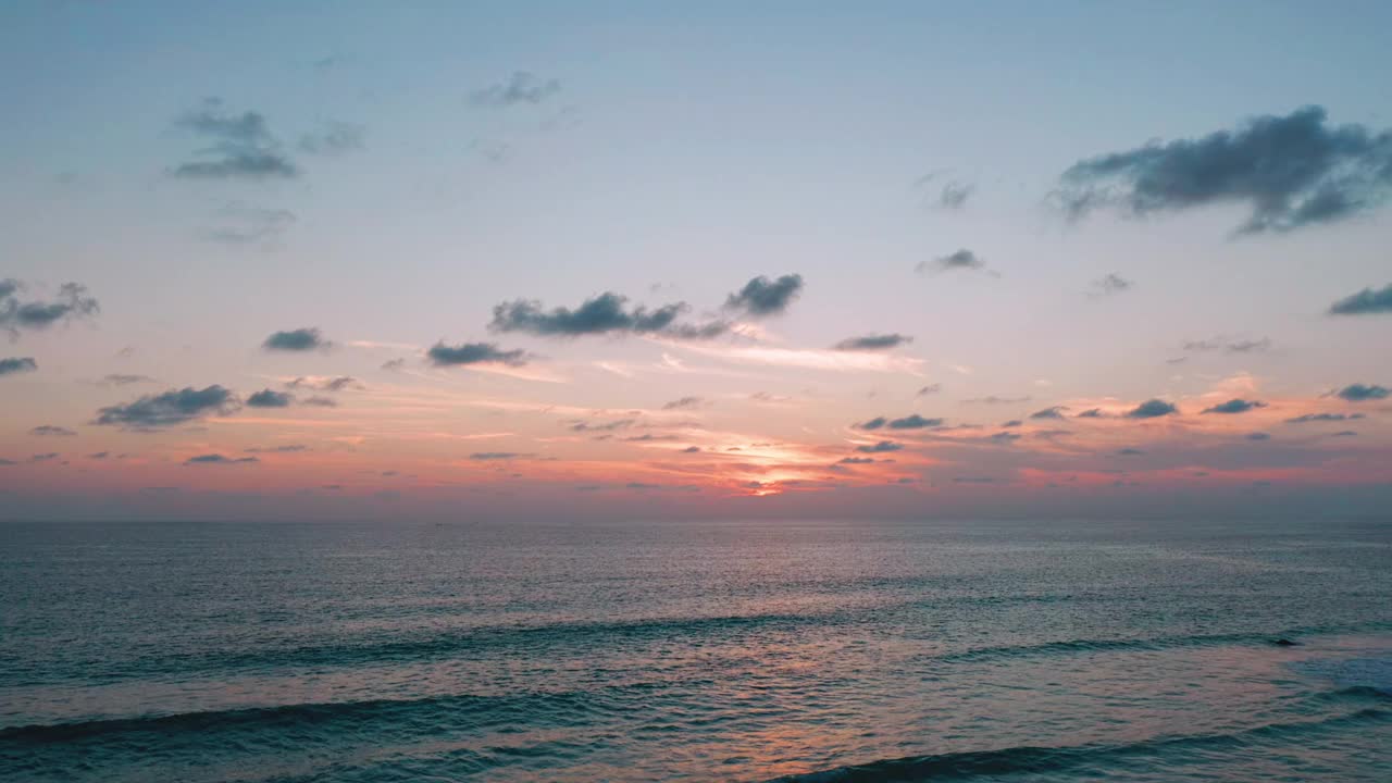 4K美丽的热带海滩，日落天空。美丽的普吉岛海滩是著名的安达曼海避暑胜地。区域无人机视野热带海滩与日落的海上视频素材