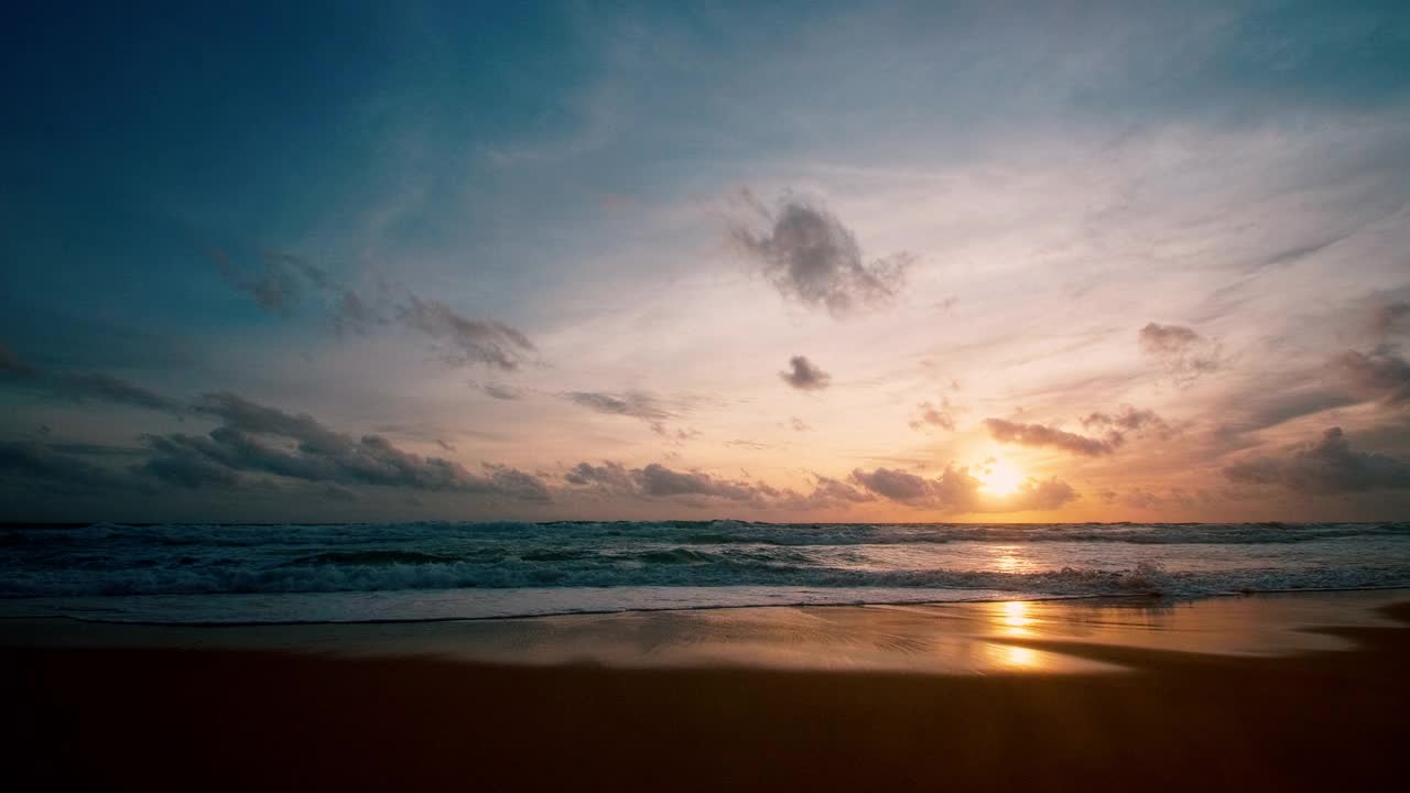 4K美丽的热带海滩，日落天空。美丽的普吉岛海滩是著名的安达曼海避暑胜地。区域无人机视野热带海滩与日落的海上视频素材