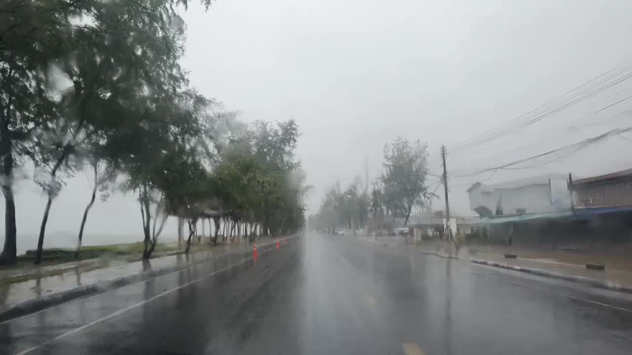 个人视角或在雨中驾驶的视角视频素材