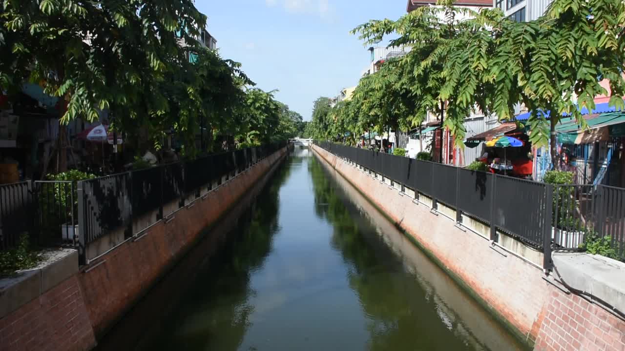 泰国曼谷 Sampheng 和 Phahurat 的 Ong Ang 运河和 Saphan Lek 桥视频素材