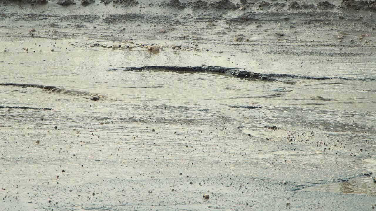 雨后坑坑洼洼，道路基础设施严重受损。视频素材