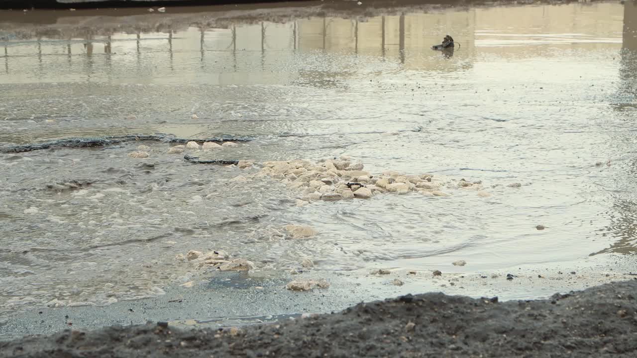 雨后坑坑洼洼，严重破坏道路基础设施。视频素材