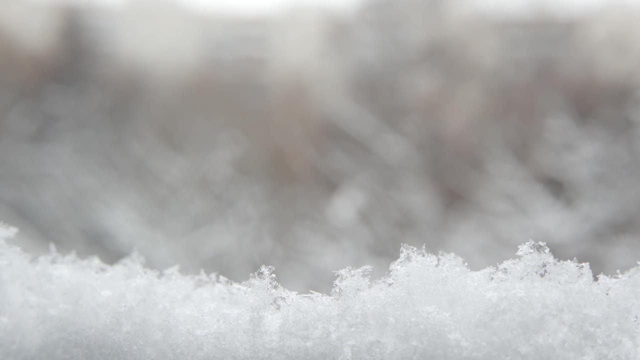 洁白的雪花飘落在冬天，圣诞雪花飘落在冬天。视频素材