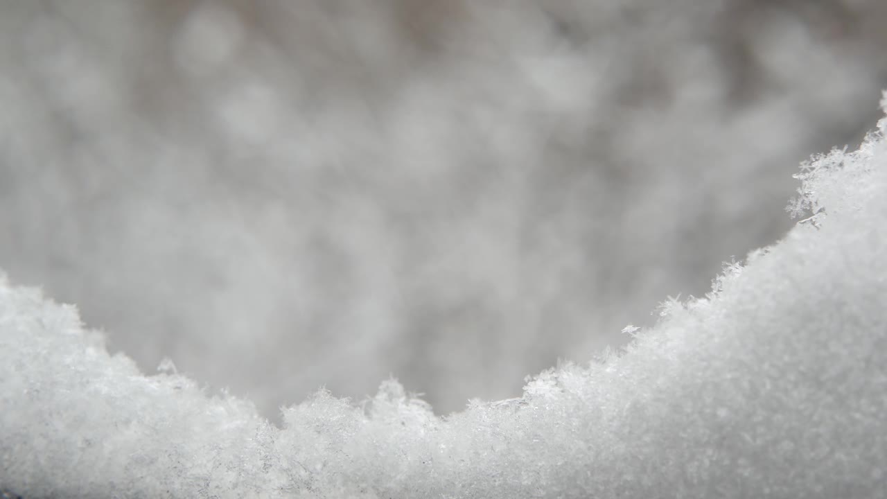 洁白的雪花飘落在冬天，圣诞雪花飘落在冬天。视频素材