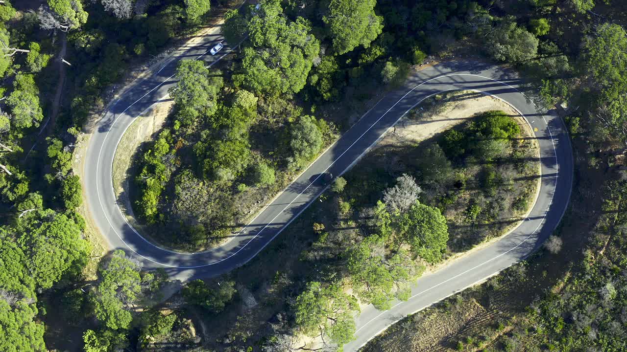 4k无人机拍摄的汽车在林区道路上行驶的画面视频素材