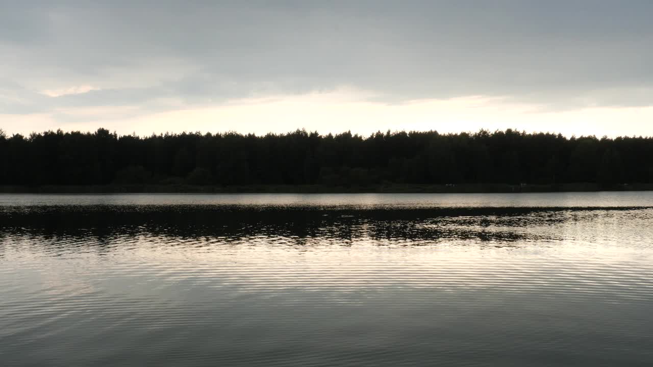 美丽的自然景观-湖泊，森林和多云的天空在一个夏天的晚上视频素材