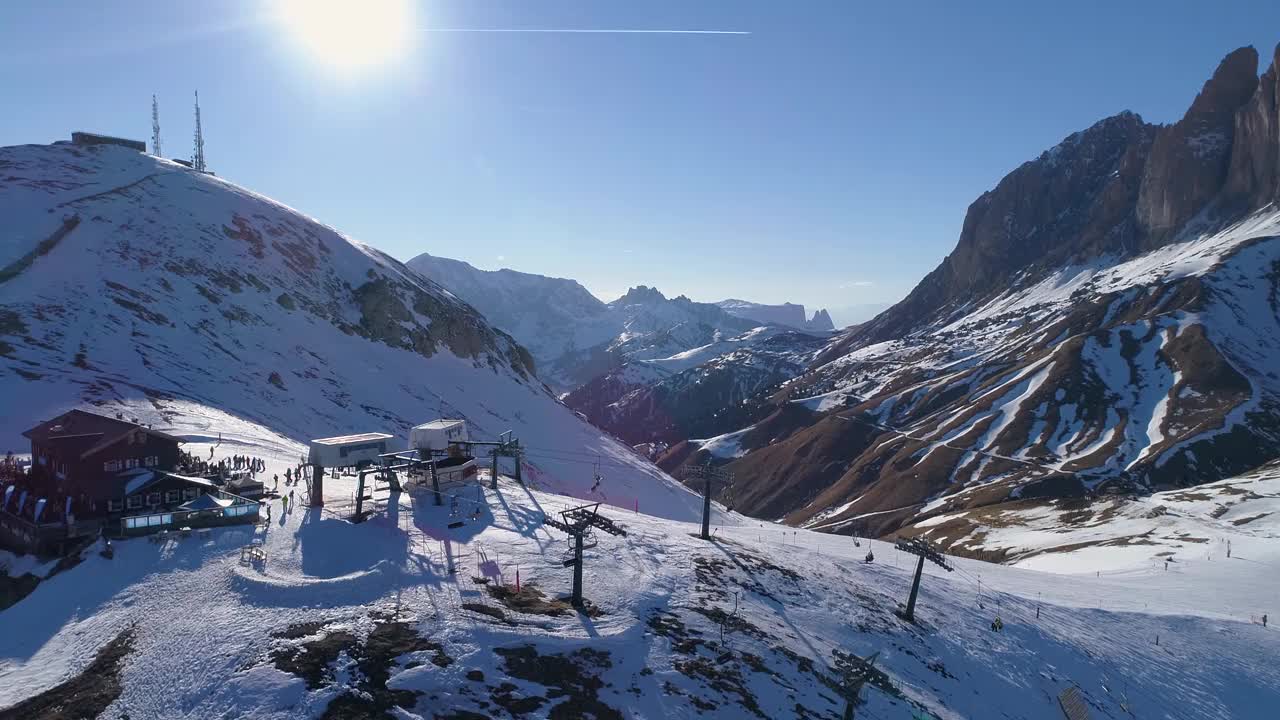 在高空，人们在雪峰上滑雪，在高山滑雪胜地白云石山上滑雪。视频素材