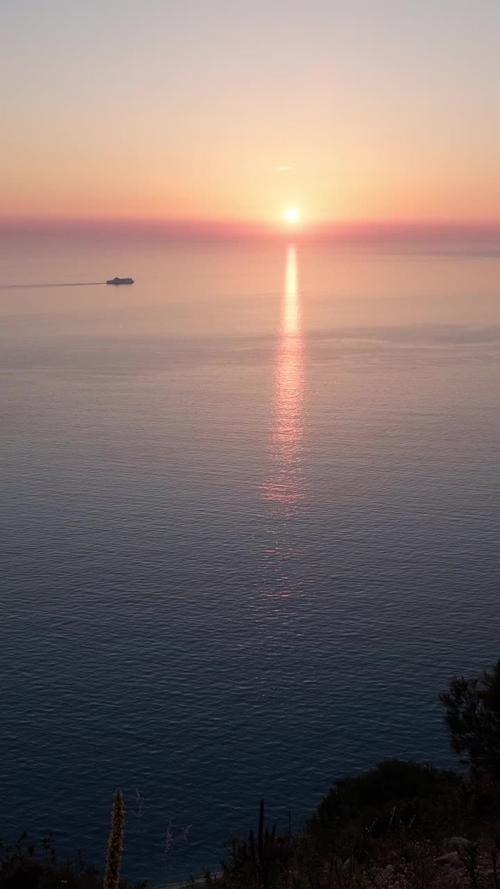 风景秀丽的夕阳下，渡船在海上缓缓地航行。视频素材