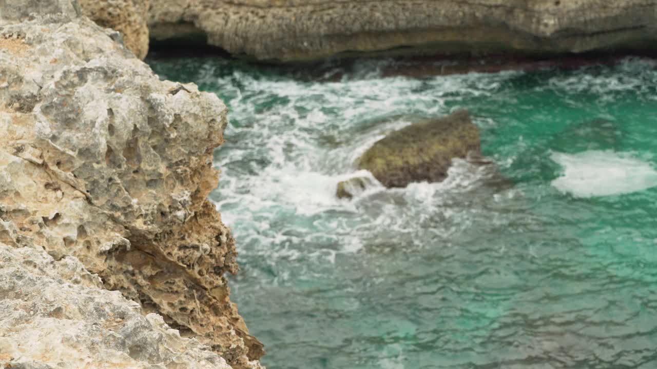 岩石湾与清澈的绿色水从悬崖上看到，焦点从前景移动到距离视频素材