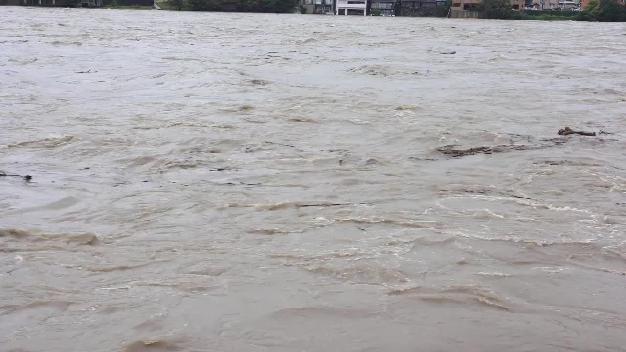 基索河泥泞的溪流已经变得泥泞和泛滥。河水泛滥成灾视频素材