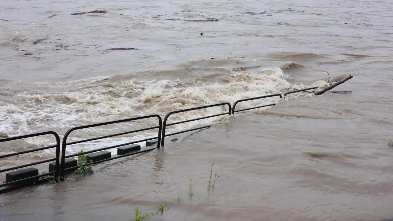 基索河泥泞的溪流已经变得泥泞和泛滥。河水泛滥成灾视频素材