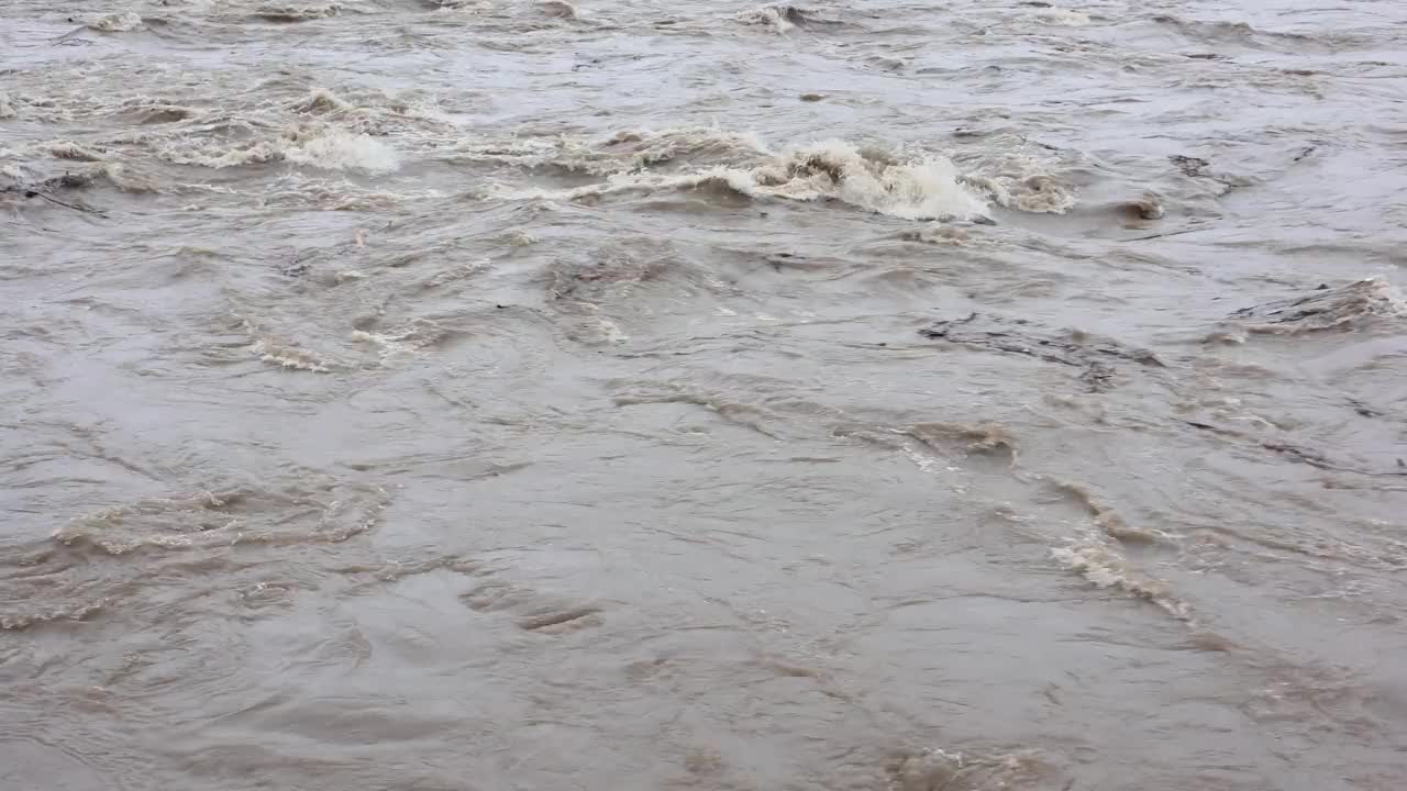 基索河泥泞的溪流已经变得泥泞和泛滥。河水泛滥成灾视频素材