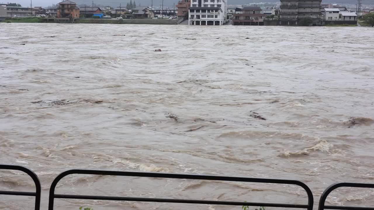 基索河泥泞的溪流已经变得泥泞和泛滥。河水泛滥成灾视频素材