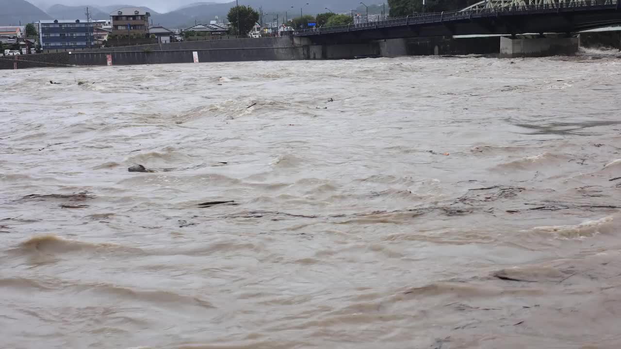 基索河泥泞的溪流已经变得泥泞和泛滥。河水泛滥成灾视频素材