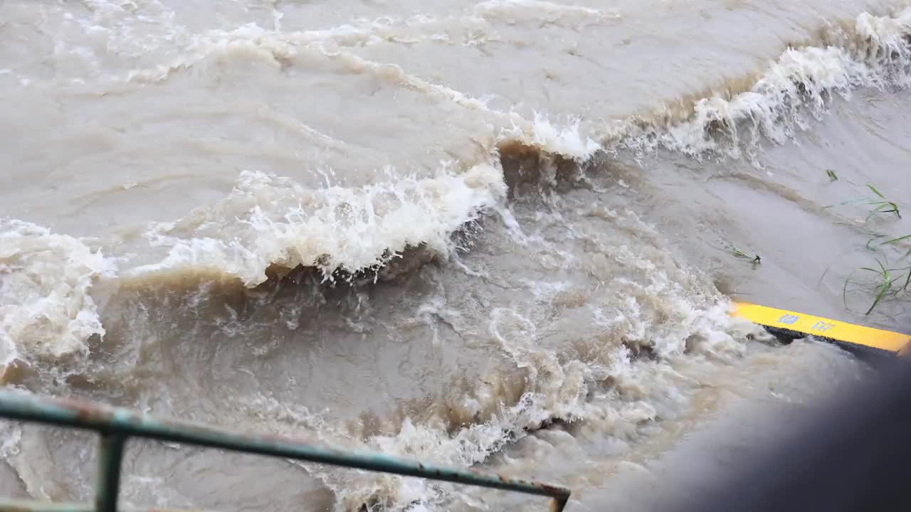 基索河泥泞的溪流已经变得泥泞和泛滥。河水泛滥成灾视频素材