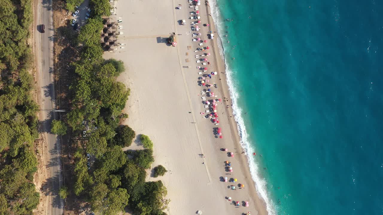 鸟瞰图的海滩与蓝绿色的大海视频下载