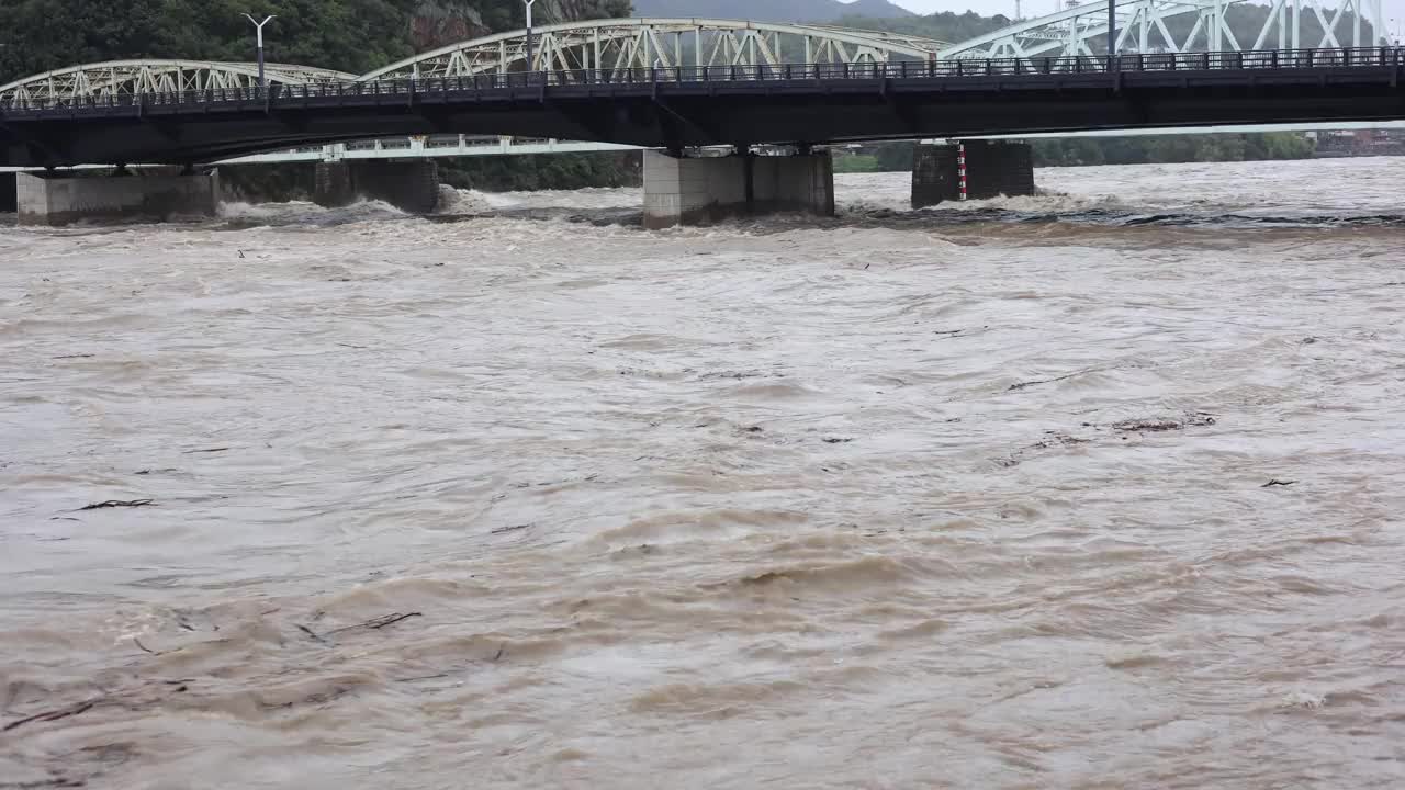 基索河泥泞的溪流已经变得泥泞和泛滥。河水泛滥成灾视频素材