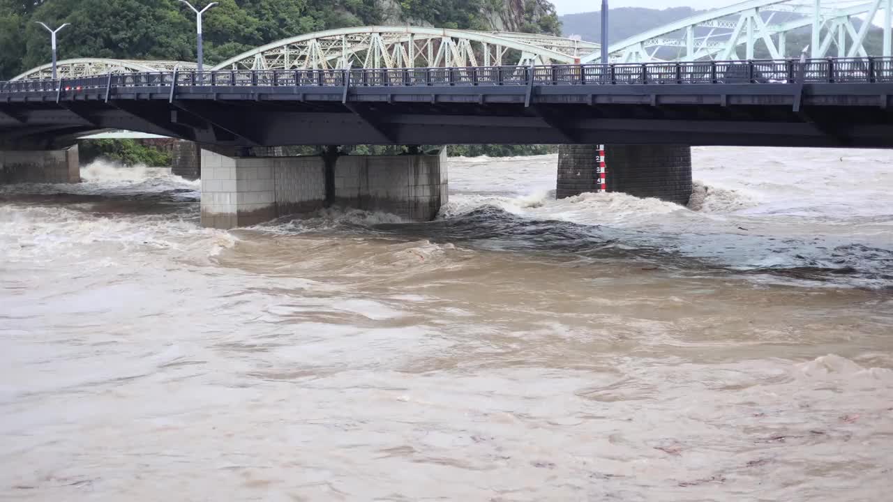 基索河泥泞的溪流已经变得泥泞和泛滥。河水泛滥成灾视频素材