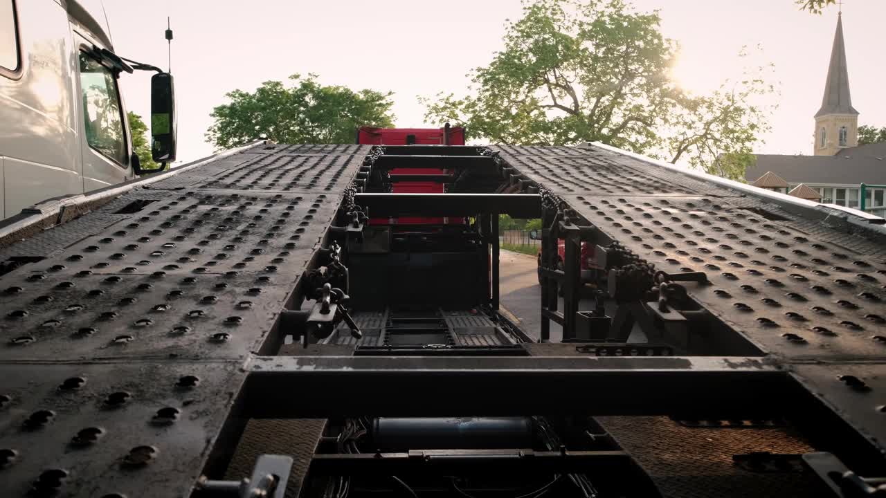 停车场里停着一辆拖车。近景视频素材