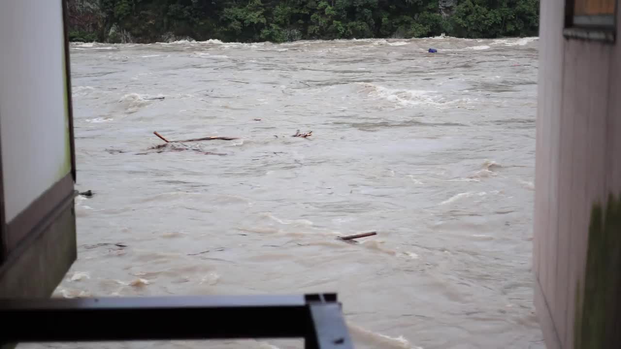 基索河泥泞的溪流已经变得泥泞和泛滥。河水泛滥成灾视频素材