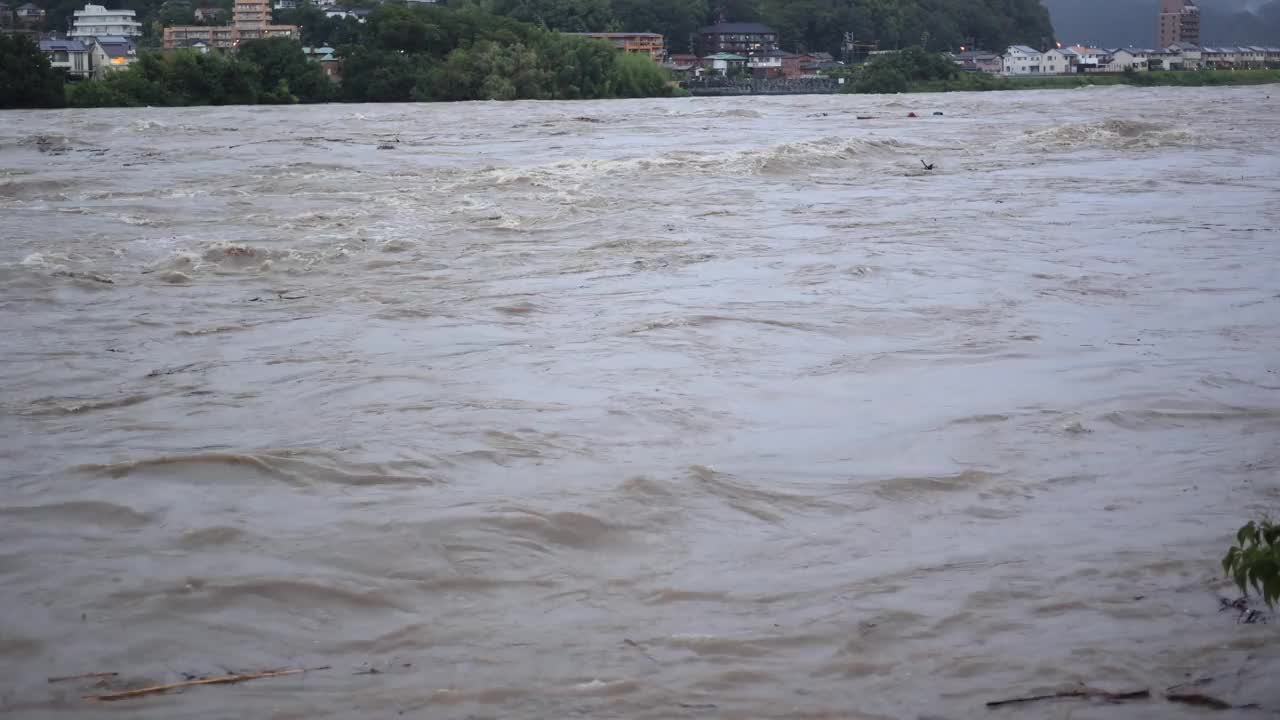 基索河泥泞的溪流已经变得泥泞和泛滥。河水泛滥成灾视频素材