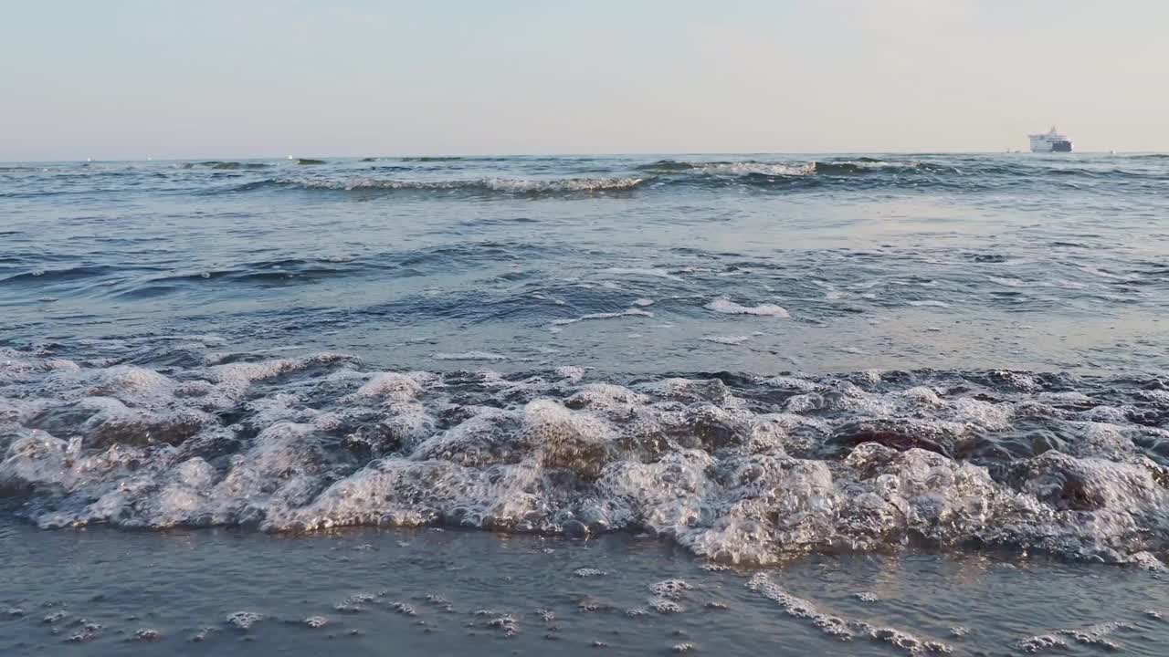 罗斯托克沃纳门德海滩上的波罗的海海浪视频素材