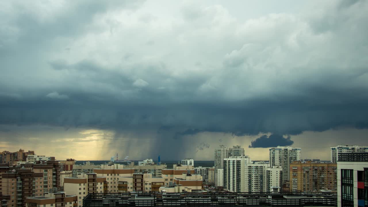 雷雨笼罩着城市，暴风雨中的乌云笼罩着城市的住宅楼视频素材