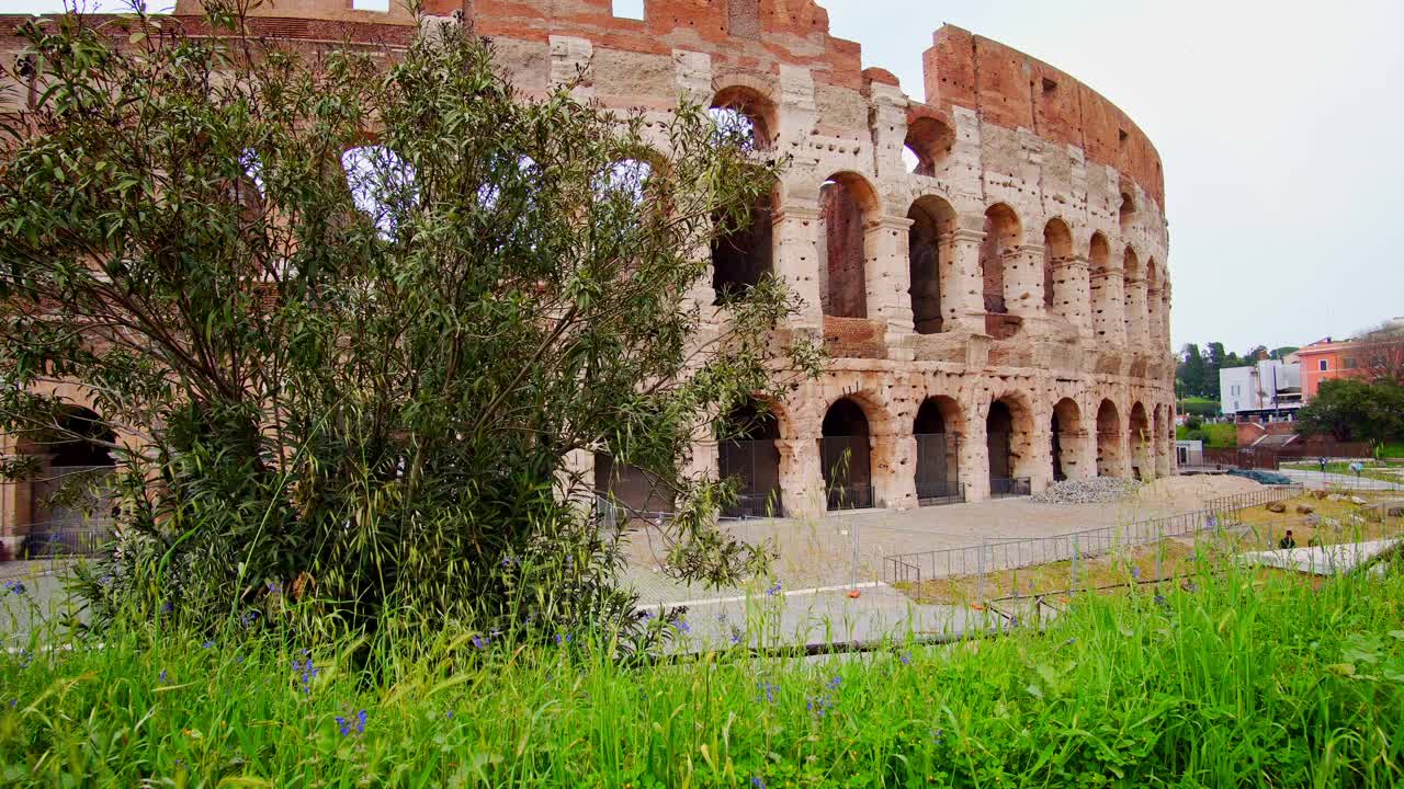 在罗马斗兽场。旅行指南，在意大利休息。欧洲观光地标和旅游业视频素材