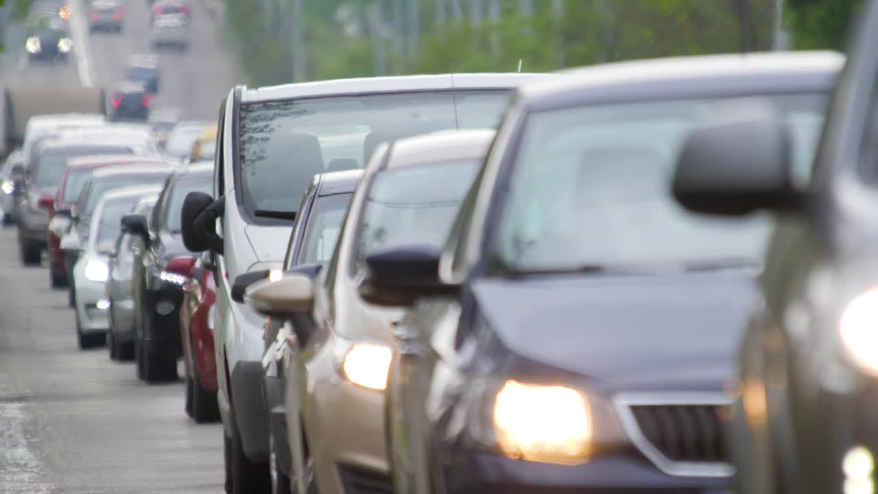 拥挤的汽车道路交通街道。繁忙的街道车辆拥堵交通车辆交通拥堵高速公路城市生活。拥堵的汽车在道路上缓慢移动的城市交通概念。早上上班视频素材